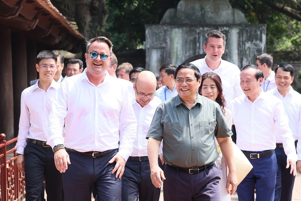 Thủ tướng Phạm Minh Chính và Thủ tướng Đại Công quốc Luxembourg Xavier Bettel tham quan Di tích Quốc gia đặc biệt Văn Miếu-Quốc Tử Giám. (Ảnh: Dương Giang/TTXVN)