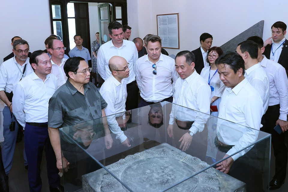 Thủ tướng Phạm Minh Chính và Thủ tướng Đại Công quốc Luxembourg Xavier Bettel tham quan Bảo tàng Mỹ thuật Việt Nam. (Ảnh: Dương Giang/TTXVN)