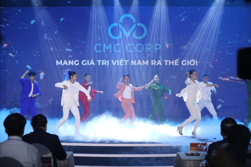 Chương trình nghệ thuật “Các câu chuyện thực tế trong hành trình Chuyển đổi Số, thành tựu của Chuyển đổi Số tác động vào cuộc sống thực tiễn của người dân Việt Nam”. (Ảnh: Minh Quyết/TTXVN)