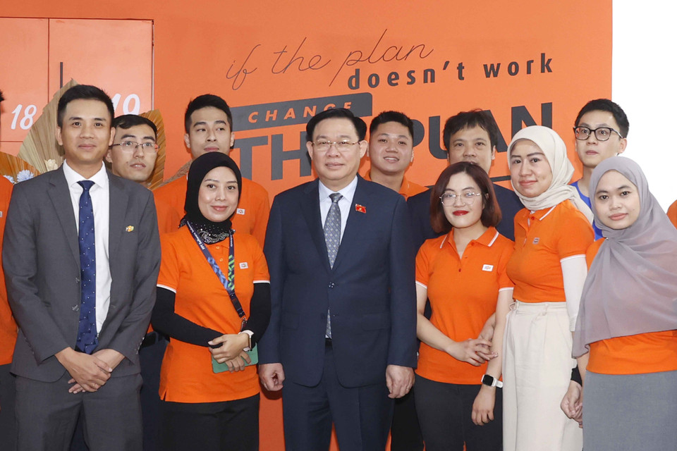 Chủ tịch Quốc hội Vương Đình Huệ với các bộ, nhân viên của FPT tại Indonesia. (Ảnh: Doãn Tấn/TTXVN)