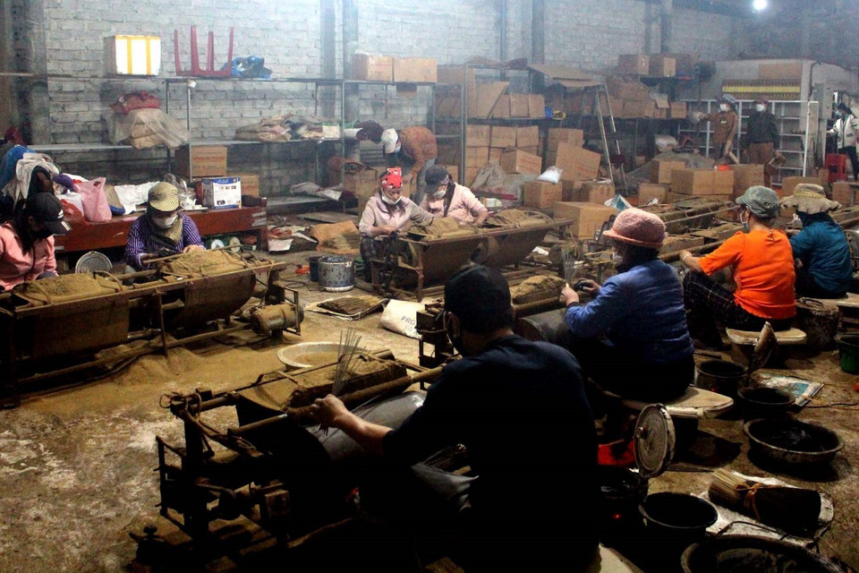 Những ngày cận Tết, làng nghề làm hương bài truyền thống của đồng bào dân tộc Thổ ở huyện miền núi Như Xuân, tỉnh Thanh Hóa, đang hối hả tăng gia sản xuất để có nguồn hàng bán kịp dịp Tết Nguyên đán Quý Mão 2023. (Ảnh: Nguyễn Nam/TTXVN)
