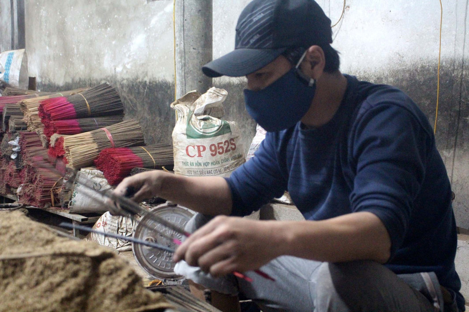 Hương bài Yên Cát có mùi thơm dễ chịu, đảm bảo an toàn cho sức khỏe người sử dụng. (Ảnh: Nguyễn Nam/TTXVN)