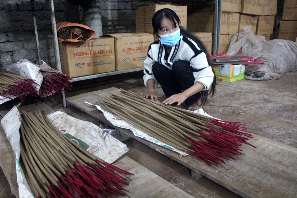 Người dân thị trấn Yên Cát, huyện miền núi Như Xuân sản xuất hương bào truyền thống. (Ảnh: Nguyễn Nam/TTXVN)