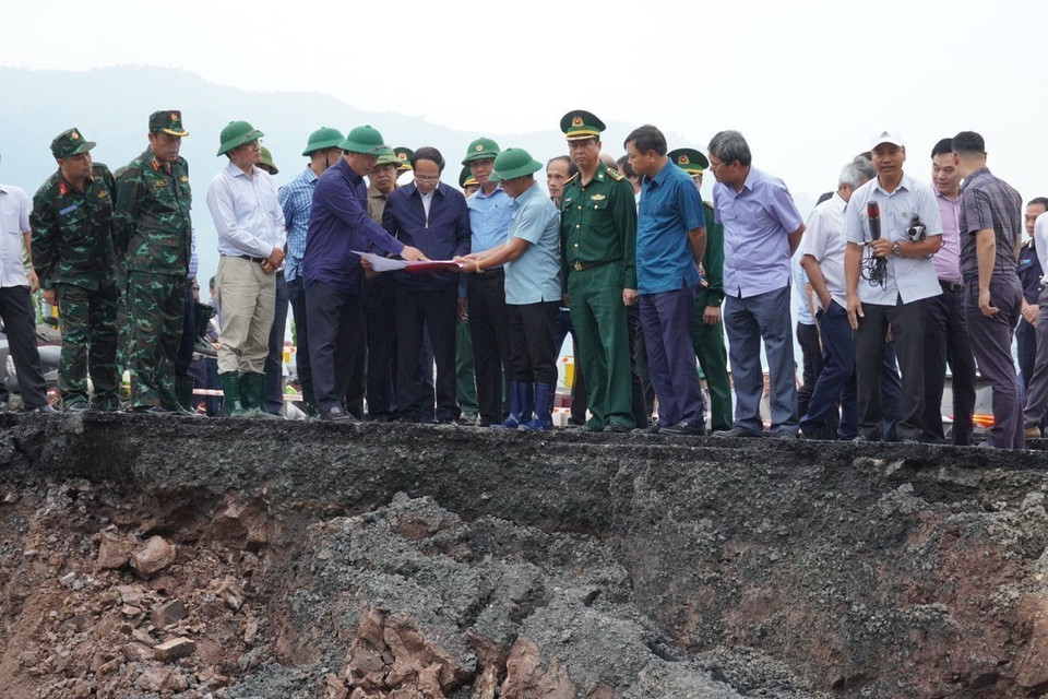 Phó Thủ tướng Lê Văn Thành kiểm tra công tác khắc phục sạt lở tuyến Quốc lộ 15D, đoạn qua xã A Ngo, huyện miền núi Đakrông, tỉnh Quảng Trị. (Ảnh: Thanh Thủy/TTXVN)