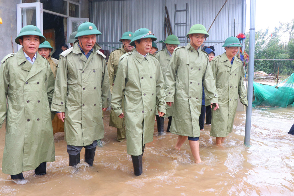 Phó Thủ tướng Lê Văn Thành kiểm tra công tác khắc phục hậu quả mưa lũ tại vùng rốn lũ Quảng Điền (Thừa Thiên-Huế), ngày 19/10/2022. (Ảnh: Tường Vi/TTXVN)
