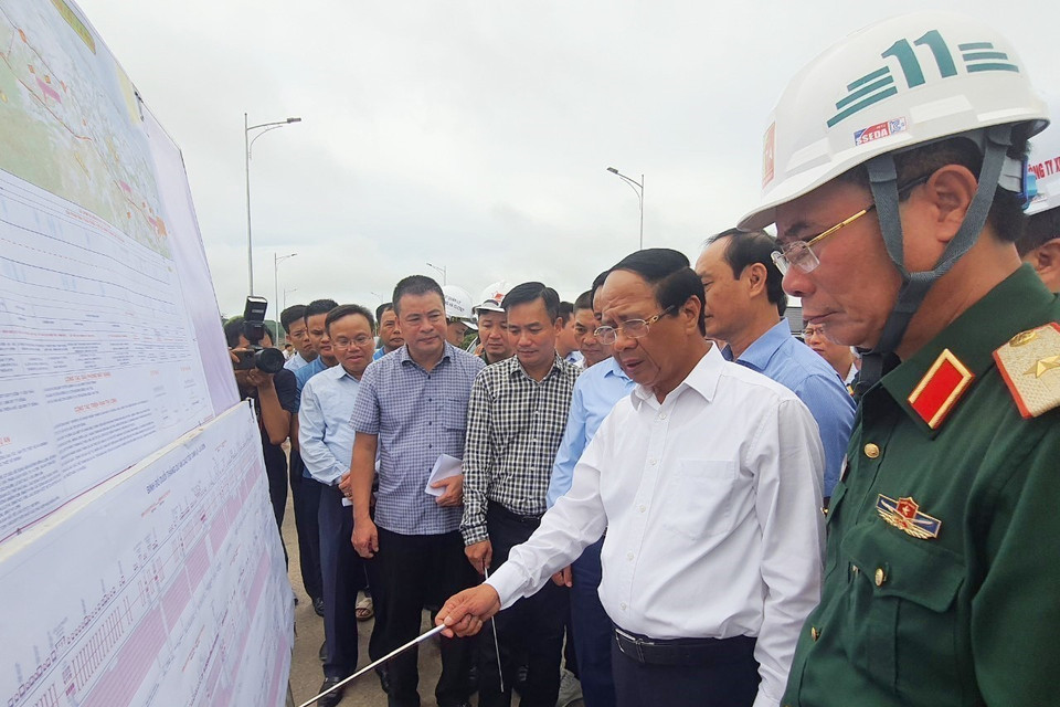 Phó Thủ tướng Lê Văn Thành kiểm tra tiến độ thi công tuyến Cao tốc Cam Lộ-La Sơn (9/9/2022). (Ảnh: Đỗ Trưởng/TTXVN)