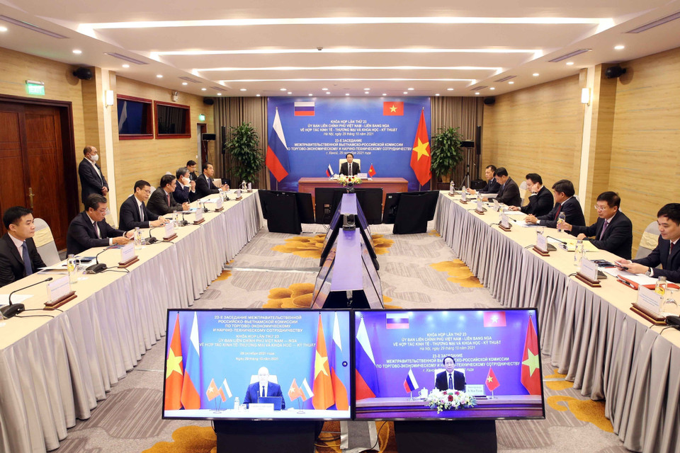 Phó Thủ tướng Lê Văn Thành, Chủ tịch Phân ban Việt Nam họp hẹp trực tuyến với Phó Thủ tướng Liên bang Nga Chernyshenko, Chủ tịch Phân ban Nga, trong khuôn khổ Khóa họp lần thứ 23 của Ủy ban liên Chính phủ Việt Nam-Liên bang Nga về hợp tác kinh tế-thương mại và khoa học-kỹ thuật, chiều 29/10/2021. (Ảnh: Phạm Kiên/TTXVN)