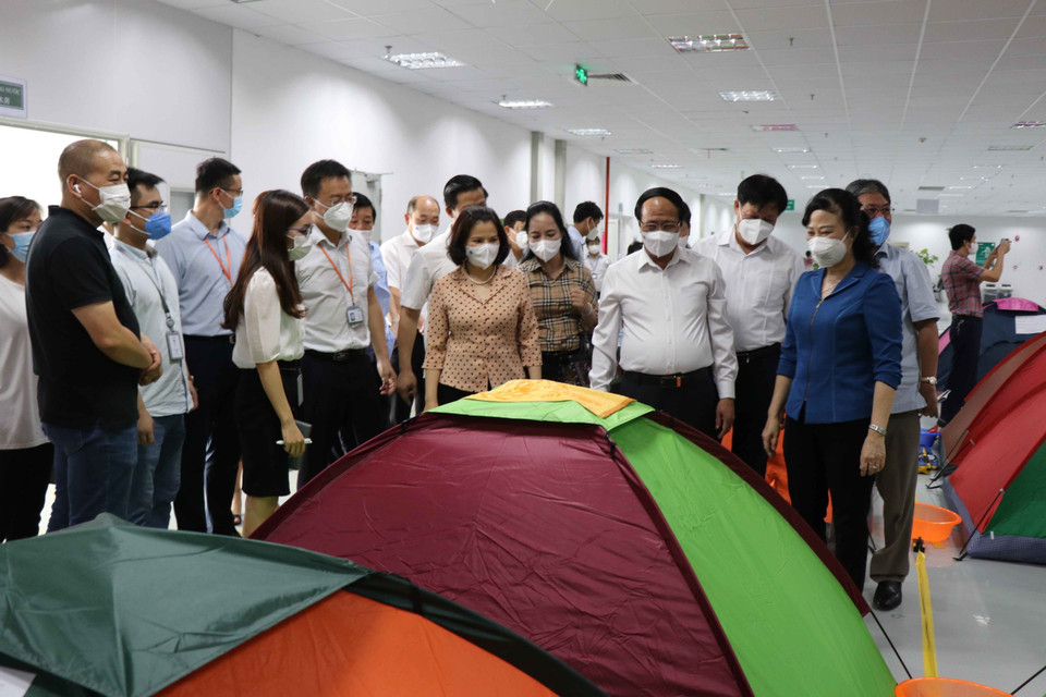 Phó Thủ tướng Lê Văn Thành kiểm tra khu lưu trú đảm bảo phòng, chống dịch COVID-19 của công nhân Công ty Trách nhiệm hữu hạn Goertek Vina, tại Khu Công nghiệp Quế Võ, Bắc Ninh, chiều 2/6/2021. (Ảnh: Thái Hùng/TTXVN)