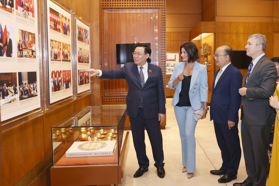 Chủ tịch Quốc hội Vương Đình Huệ và Chủ tịch Thượng viện Vương quốc Bỉ Stéphanie D'Hose tham quan Phòng truyền thống Nhà Quốc hội. (Ảnh: Doãn Tấn/TTXVN)