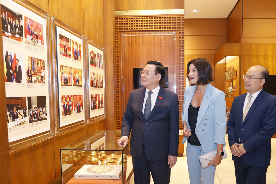 Chủ tịch Quốc hội Vương Đình Huệ và Chủ tịch Thượng viện Vương quốc Bỉ Stéphanie D'Hose tham quan Phòng truyền thống Nhà Quốc hội. (Ảnh: Doãn Tấn/TTXVN)