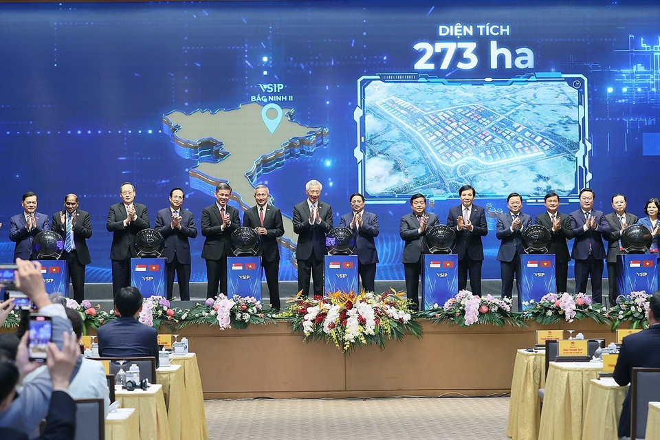 Thủ tướng Phạm Minh Chính và Thủ tướng Singapore Lý Hiển Long dự Lễ khởi công các Khu công nghiệp VSIP tại các địa phương. (Ảnh: Dương Giang/TTXVN)