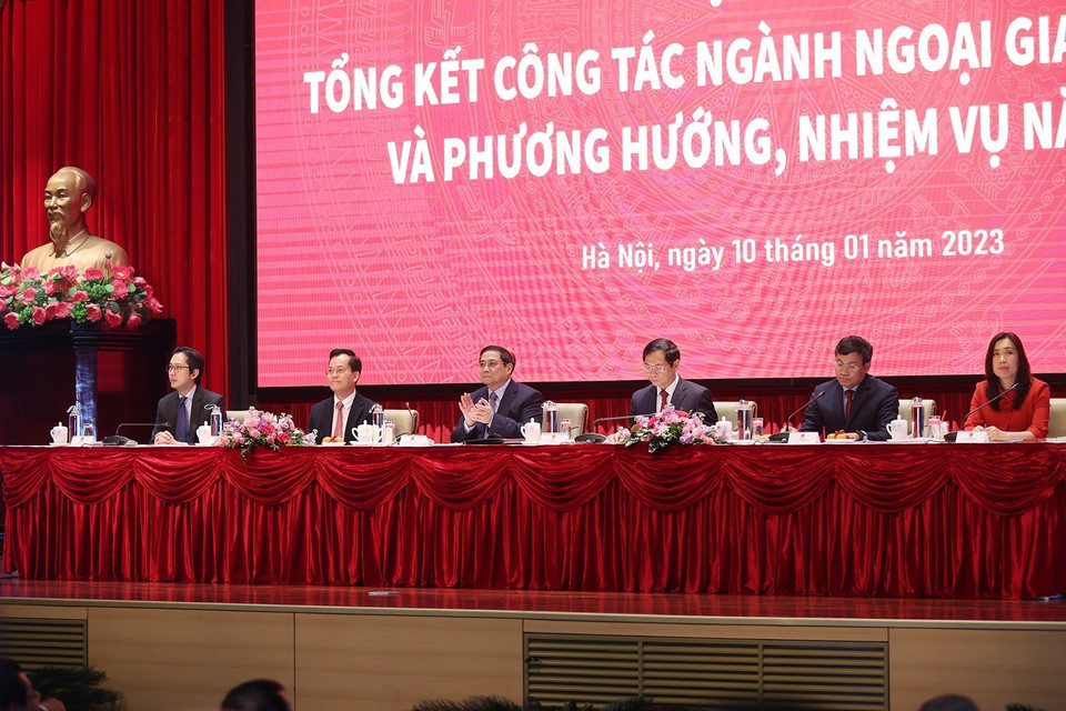 Thủ tướng Phạm Minh Chính và Bộ trưởng Bộ ngoại giao Bùi Thanh Sơn cùng các Thứ trưởng Bộ Ngoại giao chủ trì hội nghị. (Ảnh: Dương Giang/TTXVN)