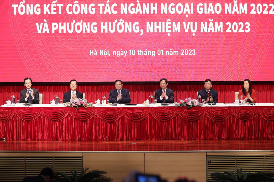 Thủ tướng Phạm Minh Chính và Bộ trưởng Bộ ngoại giao Bùi Thanh Sơn cùng các Thứ trưởng Bộ Ngoại giao chủ trì hội nghị. (Ảnh: Dương Giang/TTXVN)