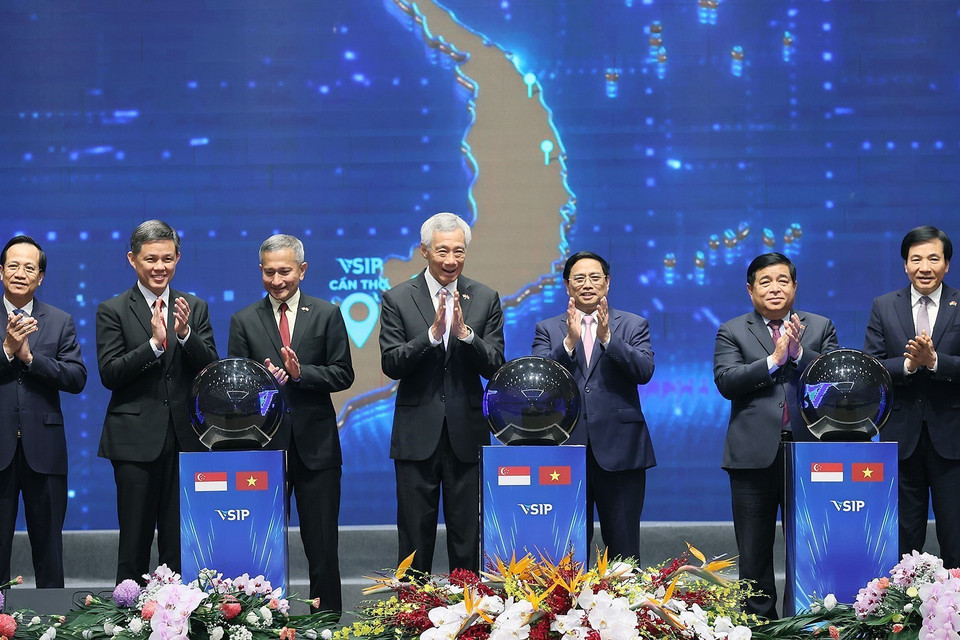 Thủ tướng Phạm Minh Chính và Thủ tướng Singapore Lý Hiển Long dự Lễ khởi công các Khu công nghiệp VSIP tại các địa phương. (Ảnh: Dương Giang/TTXVN)