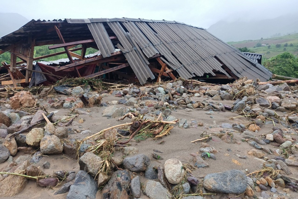 Mưa lũ gây sụp đổ, hỏng 25 ngôi nhà cùng tài sản của nhân dân các xã Mường Cang, Khoen On, Mường Kim, Tà Hừa, Tà Mung (Lai Châu). (Ảnh: TTXVN phát)