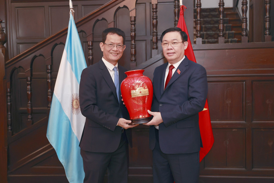 Chủ tịch Quốc hội Vương Đình Huệ tặng quà cán bộ, nhân viên Đại sứ quán Argentina. (Ảnh: Doãn Tấn/TTXVN)