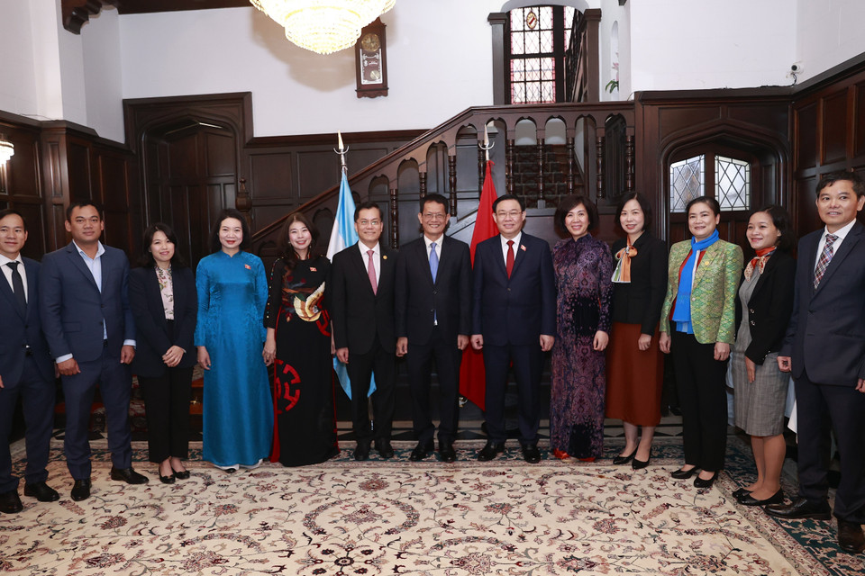 Chủ tịch Quốc hội Vương Đình Huệ với đại biểu. (Ảnh: Doãn Tấn/TTXVN)