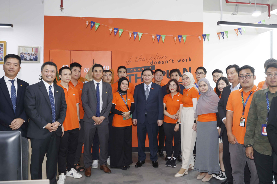 Chủ tịch Quốc hội Vương Đình Huệ với các bộ, nhân viên của FPT tại Indonesia. (Ảnh: Doãn Tấn/TTXVN)