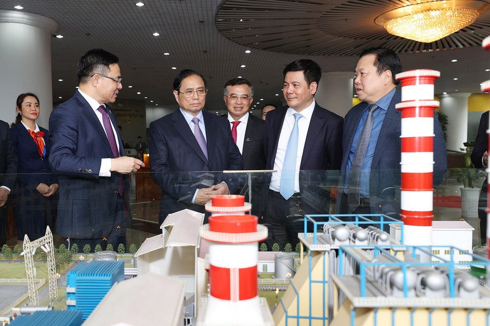 Thủ tướng Phạm Minh Chính nghe giới thiệu về hoạt động khai thác dầu khí. (Ảnh: Dương Giang/TTXVN)