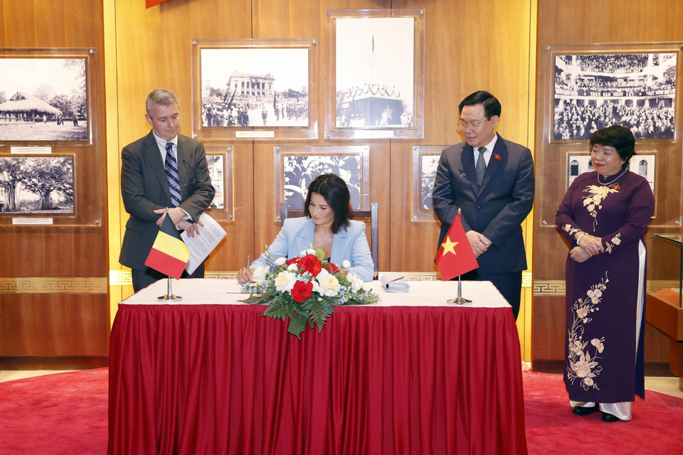 Chủ tịch Thượng viện Vương quốc Bỉ Stéphanie D'Hose ký Sổ lưu niệm tại Phòng truyền thống Nhà Quốc hội. (Ảnh: Doãn Tấn/TTXVN)