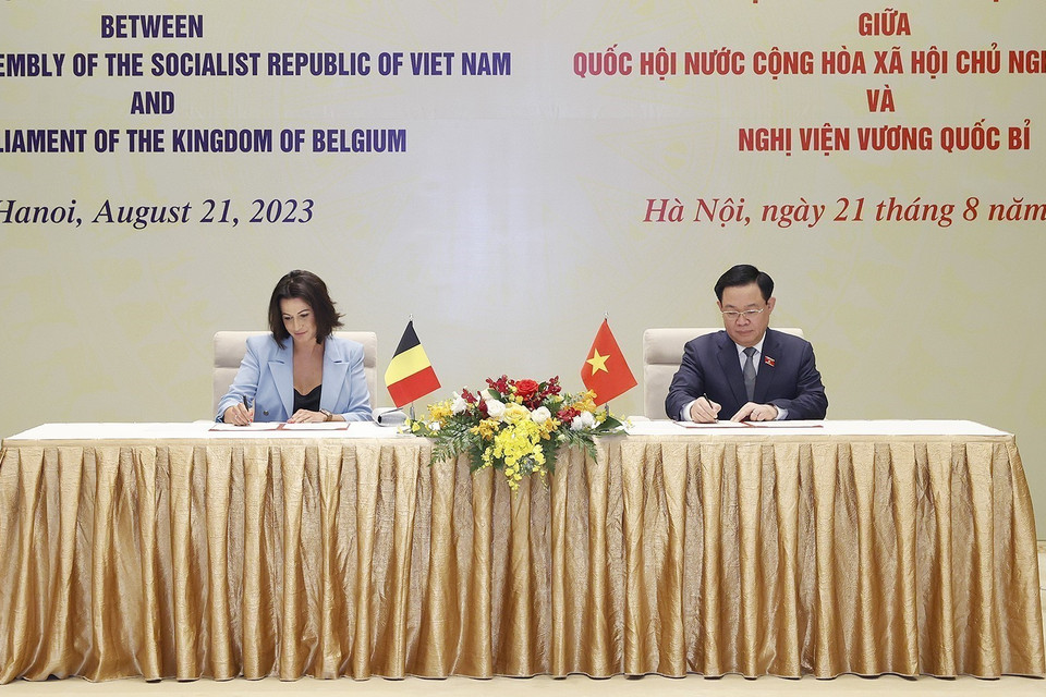 Chủ tịch Quốc hội Vương Đình Huệ và Chủ tịch Thượng viện Vương quốc Bỉ Stéphanie D'Hose ký Thỏa thuận hợp tác giữa Quốc hội Việt Nam và Nghị viện Bỉ. (Ảnh: Doãn Tấn/TTXVN)