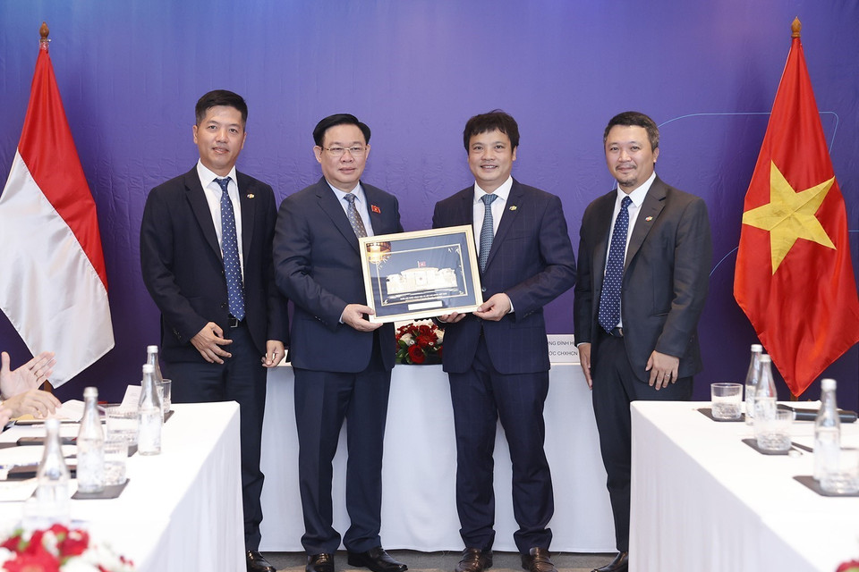 Chủ tịch Quốc hội Vương Đình Huệ tặng quà lưu niệm cho FPT tại Indonesia. (Ảnh: Doãn Tấn/TTXVN)