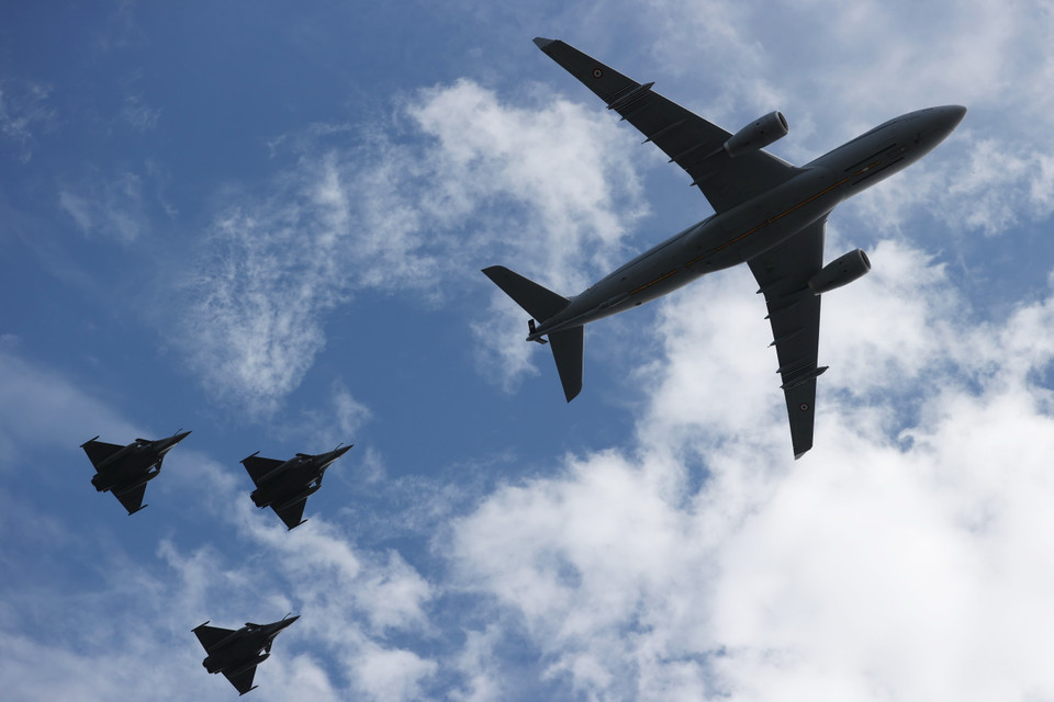Máy bay của Không lực Pháp tham gia duyệt binh mừng Quốc khánh ở Paris, ngày 14/7. (Ảnh: AFP/TTXVN)