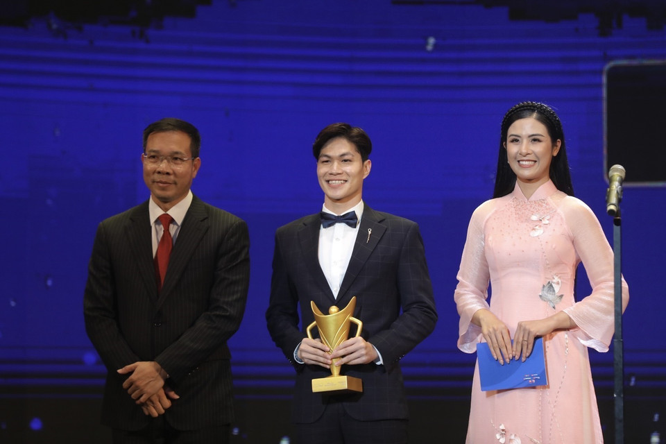 Giải vận động viên trẻ của năm thuộc về kình ngư Trần Hưng Nguyên (giữa). (Ảnh: Minh Quyết/TTXVN)