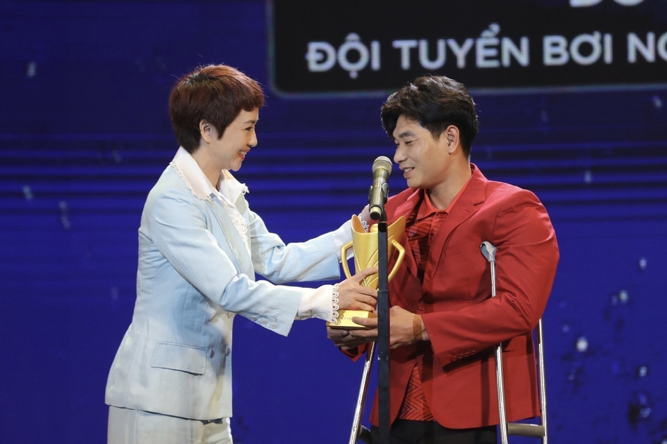 Danh hiệu vận động viên khuyết tật của năm được trao cho kình ngư Đỗ Thanh Hải. (Ảnh: Minh Quyết/TTXVN)