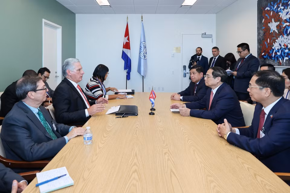 Thủ tướng Phạm Minh Chính gặp Chủ tịch Cuba Miguel Díaz-Canel. (Ảnh: Dương Giang/TTXVN)