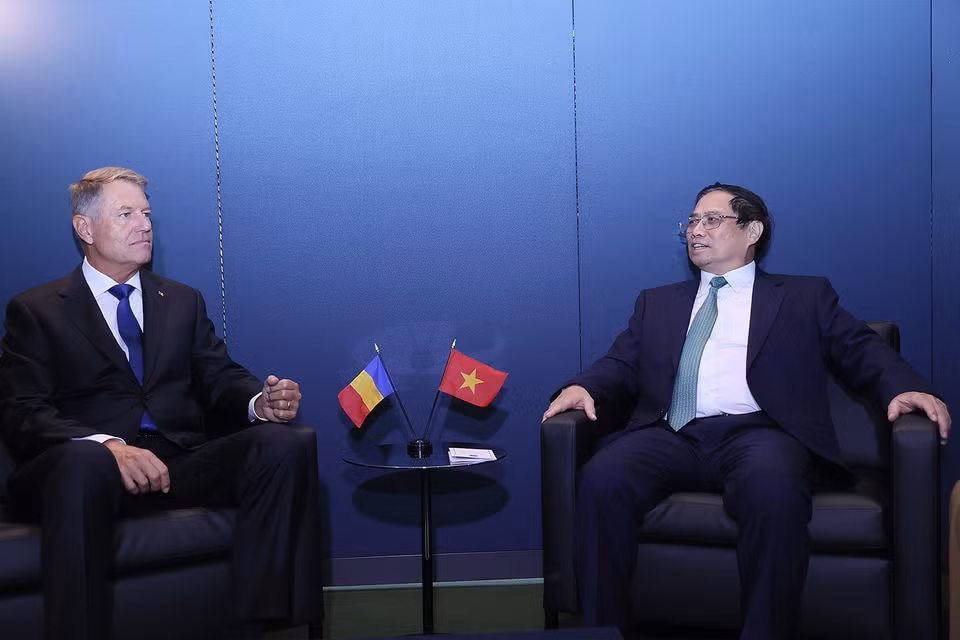 Thủ tướng Phạm Minh Chính gặp Tổng thống Romania Klaus Iohannis. (Ảnh: Dương Giang/TTXVN)