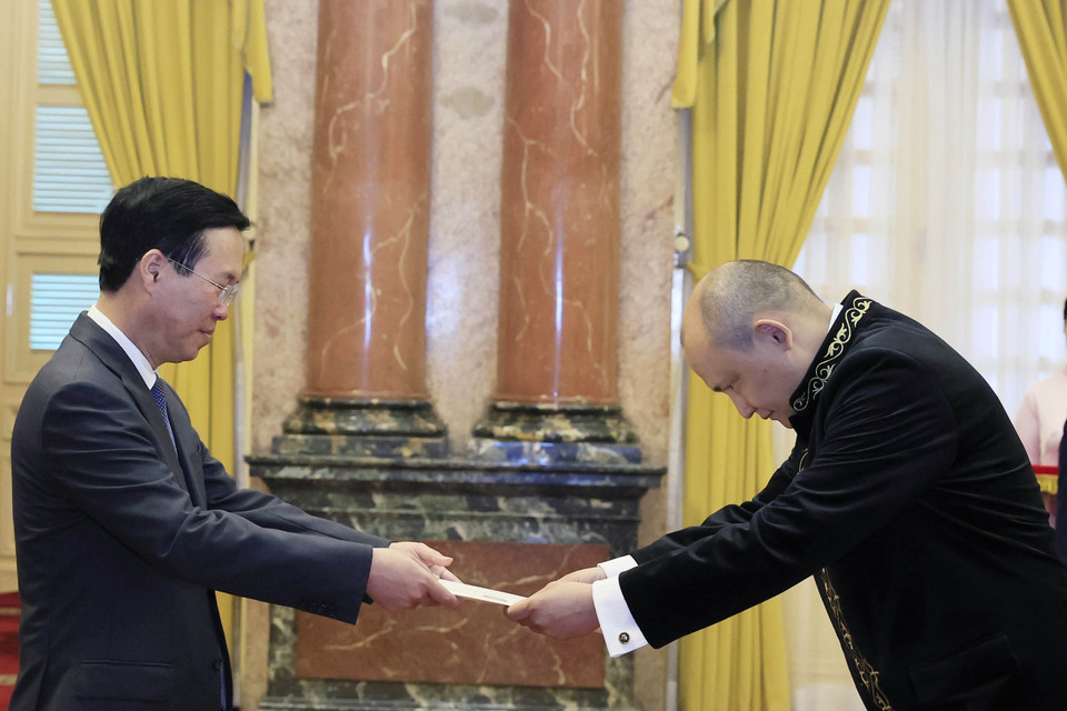 Chủ tịch nước Võ Văn Thưởng tiếp nhận Quốc thư của Đại sứ Kazakhstan Kanat Tumysh. (Ảnh: Thống Nhất/TTXVN)