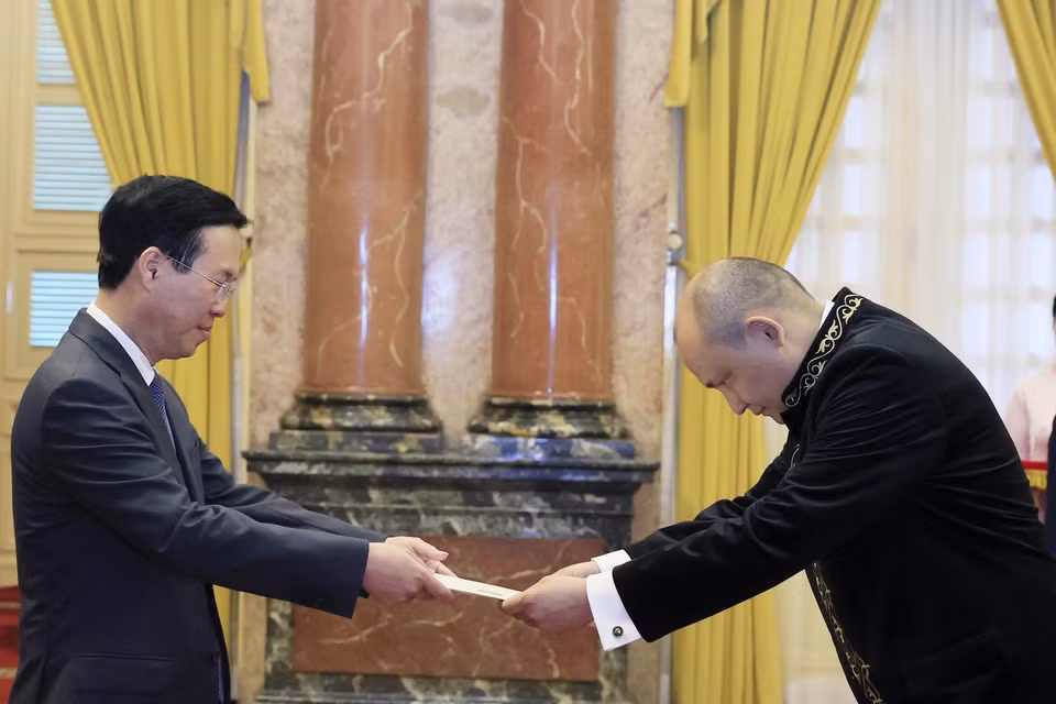 Chủ tịch nước Võ Văn Thưởng tiếp nhận Quốc thư của Đại sứ Kazakhstan Kanat Tumysh. (Ảnh: Thống Nhất/TTXVN)