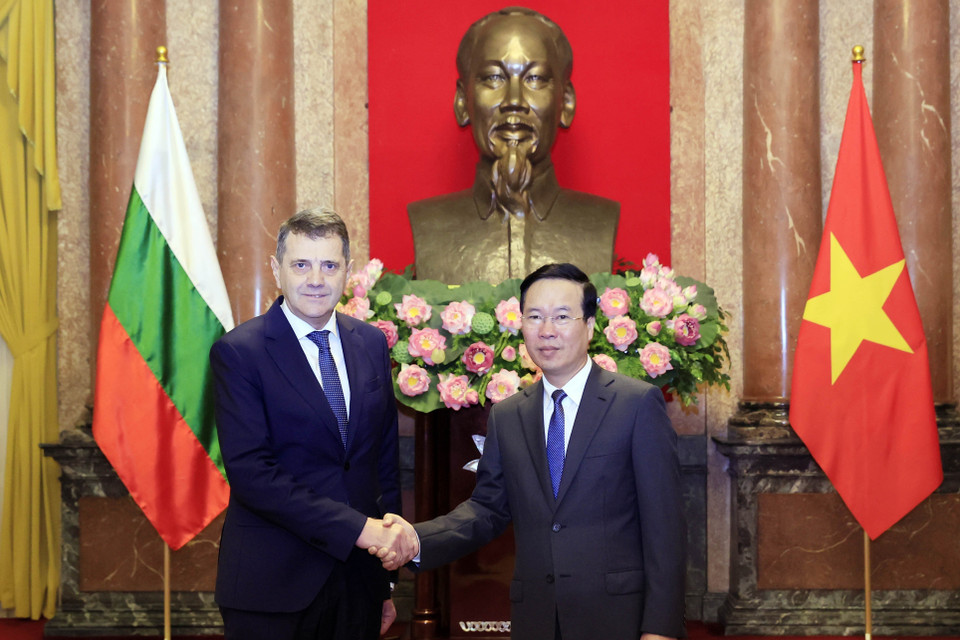 Chủ tịch nước Võ Văn Thưởng và Đại sứ Bulgaria Pavlin Todorov tại lễ trình Quốc thư. (Ảnh: Thống Nhất/TTXVN)