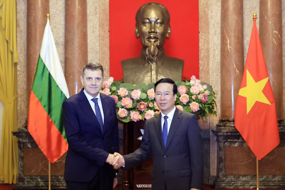 Chủ tịch nước Võ Văn Thưởng và Đại sứ Bulgaria Pavlin Todorov tại lễ trình Quốc thư. (Ảnh: Thống Nhất/TTXVN)