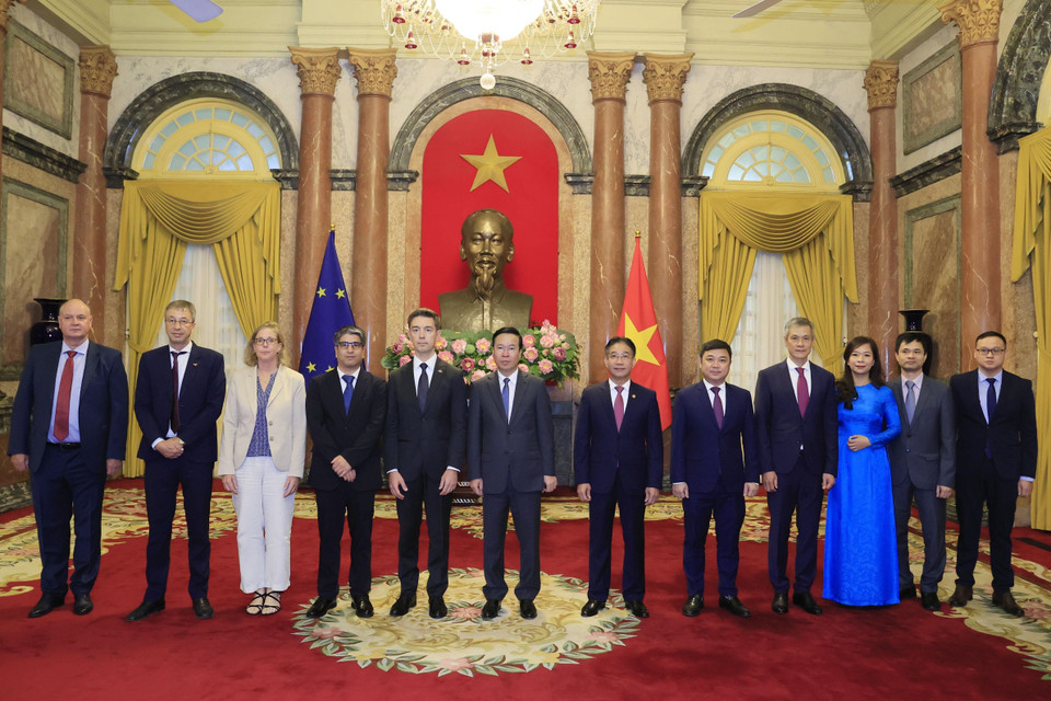 Chủ tịch nước Võ Văn Thưởng với Đại sứ Liên minh châu Âu tại Việt Nam Julien Guerrier cùng các đại biểu. (Ảnh: Thống Nhất/TTXVN)