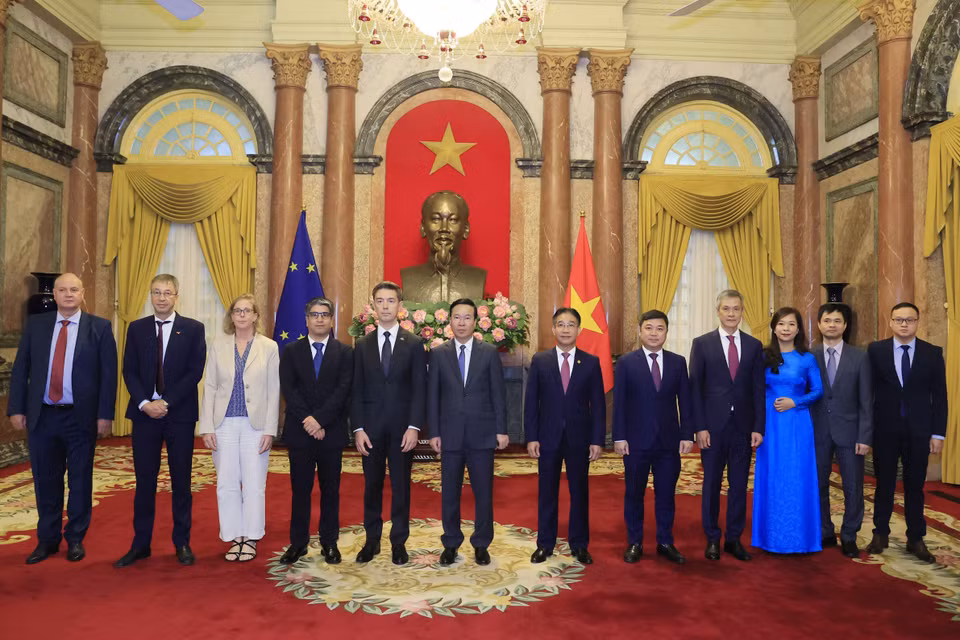 Chủ tịch nước Võ Văn Thưởng với Đại sứ Liên minh châu Âu tại Việt Nam Julien Guerrier cùng các đại biểu. (Ảnh: Thống Nhất/TTXVN)