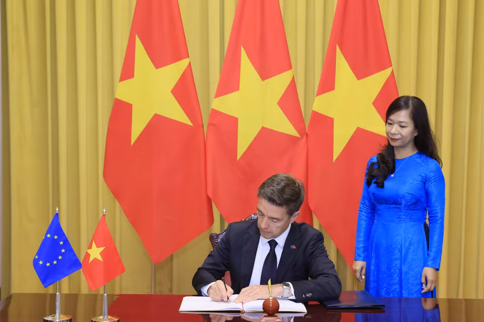 Đại sứ Liên minh châu Âu tại Việt Nam Julien Guerrier viết lưu bút tại lễ trình Quốc thư. (Ảnh: Thống Nhất/TTXVN)