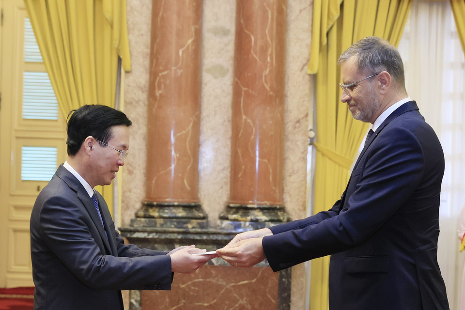 Chủ tịch nước Võ Văn Thưởng tiếp nhận Quốc thư của Đại sứ Pháp Olivier Brochet. (Ảnh: Thống Nhất/TTXVN)