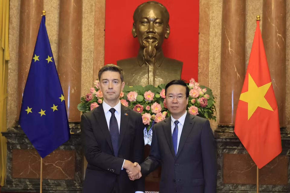 Chủ tịch nước Võ Văn Thưởng với Đại sứ Liên minh châu Âu tại Việt Nam Julien Guerrier. (Ảnh: Thống Nhất/TTXVN)