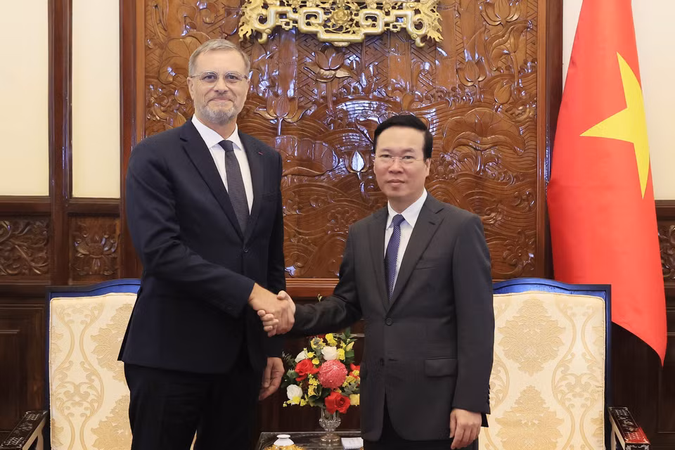 Chủ tịch nước Võ Văn Thưởng tiếp Đại sứ Pháp Olivier Brochet. (Ảnh: Thống Nhất/TTXVN)
