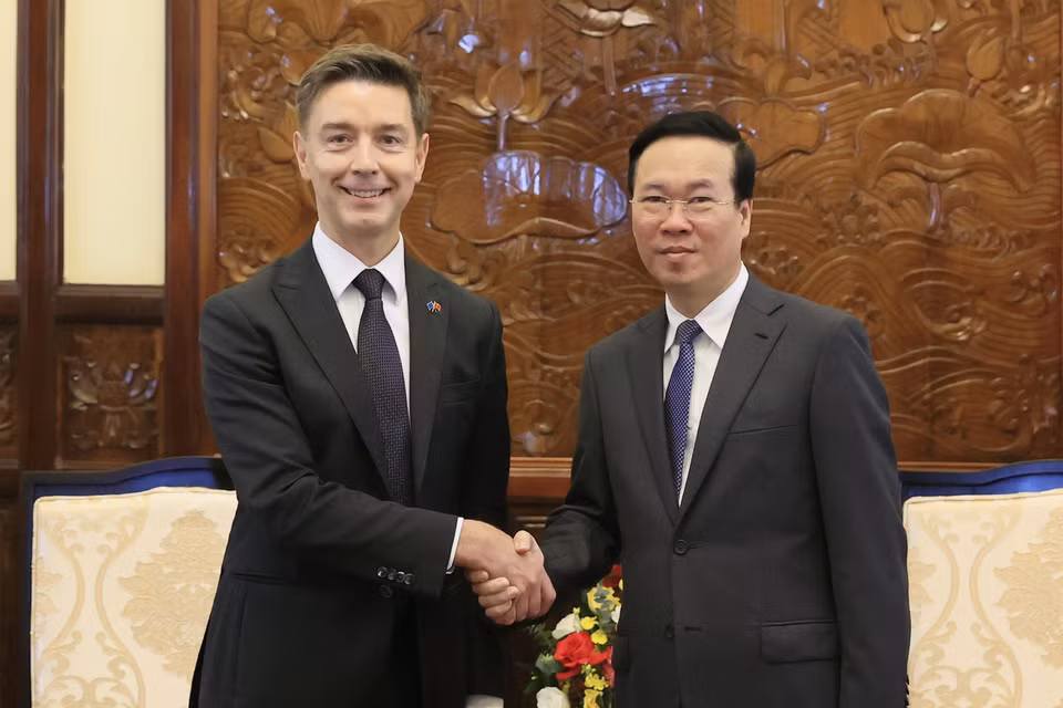 Chủ tịch nước Võ Văn Thưởng tiếp Đại sứ Liên minh châu Âu tại Việt Nam Julien Guerrier. (Ảnh: Thống Nhất/TTXVN)