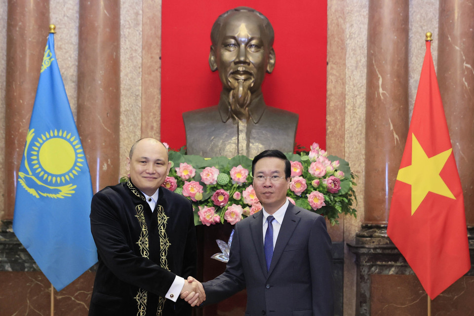 Chủ tịch nước Võ Văn Thưởng với Đại sứ Kazakhstan Kanat Tumysh. (Ảnh: Thống Nhất/TTXVN)