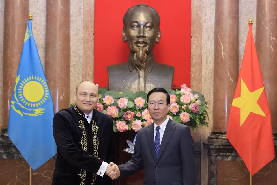 Chủ tịch nước Võ Văn Thưởng với Đại sứ Kazakhstan Kanat Tumysh. (Ảnh: Thống Nhất/TTXVN)