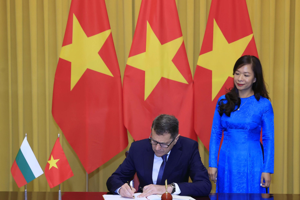 Đại sứ Bulgaria Pavlin Todorov viết lưu bút tại lễ trình Quốc thư. (Ảnh: Thống Nhất/TTXVN)