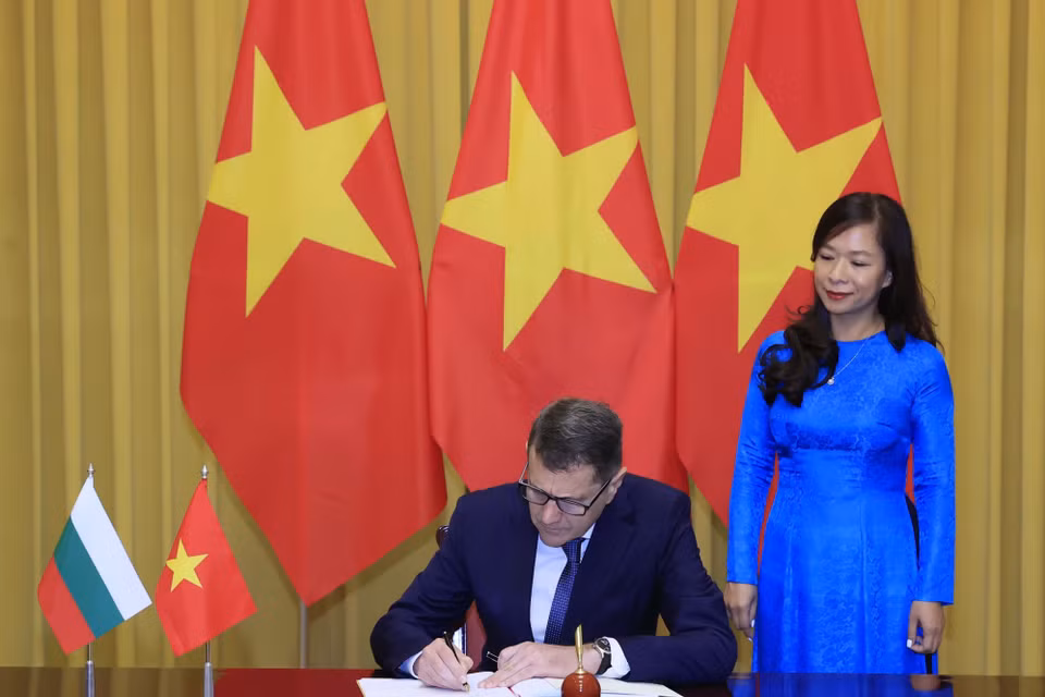 Đại sứ Bulgaria Pavlin Todorov viết lưu bút tại lễ trình Quốc thư. (Ảnh: Thống Nhất/TTXVN)