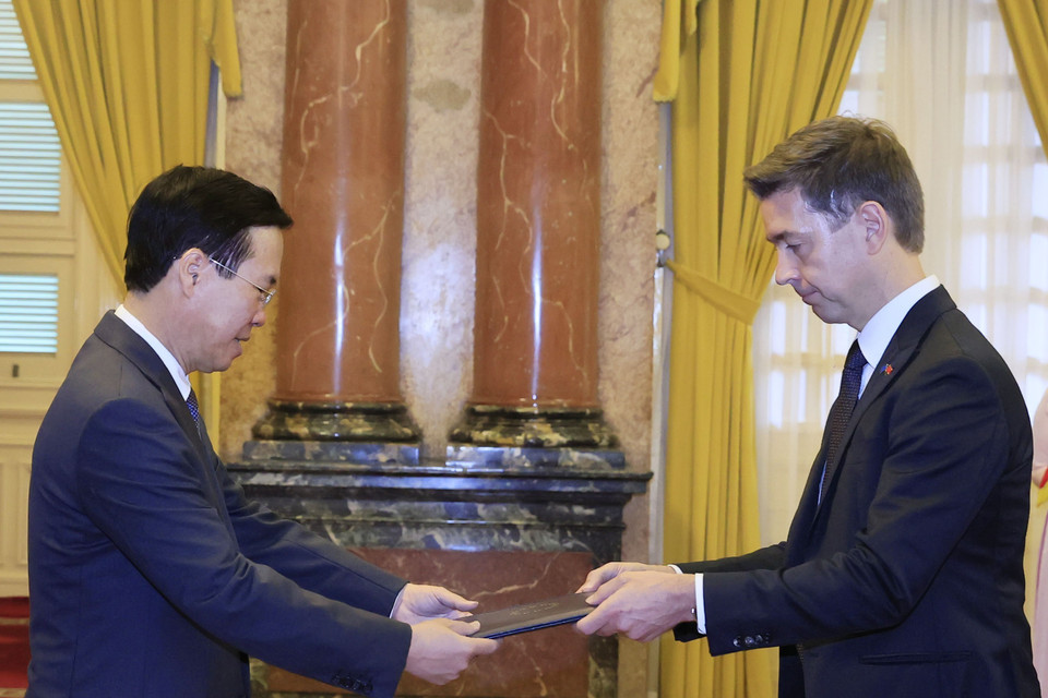 Chủ tịch nước Võ Văn Thưởng tiếp nhận Quốc thư của Đại sứ Liên minh châu Âu tại Việt Nam Julien Guerrier. (Ảnh: Thống Nhất/TTXVN)