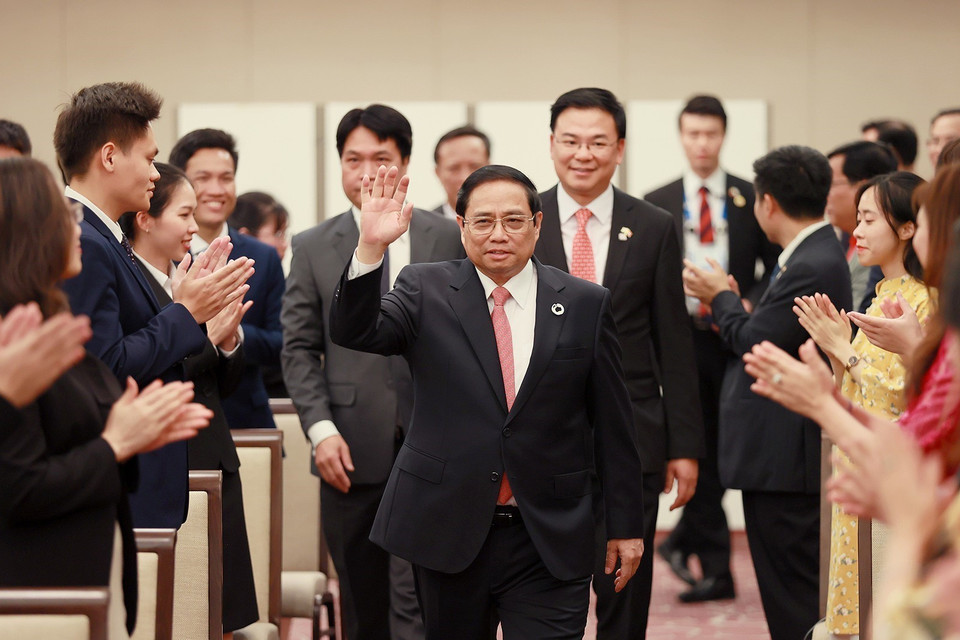 Cộng đồng người Việt Nam tại Nhật Bản chào đón Thủ tướng Phạm Minh Chính. (Ảnh: Dương Giang/TTXVN)