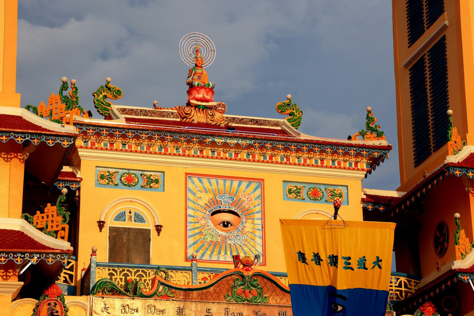 Tượng Phật ngự tòa sen và biểu tượng Thiên nhãn trước Tòa Thánh Tây Ninh. (Ảnh: Hồng Đạt/TTXVN)