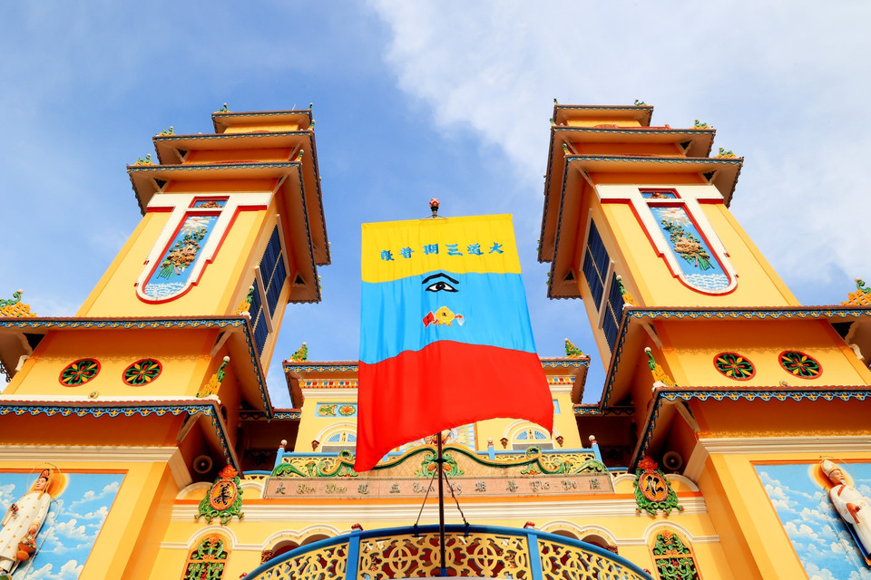 Cờ Tam Thanh - Đạo kỳ của đạo Cao Đài được treo trước Tòa Thánh trong những ngày lễ của bổn đạo. (Ảnh: Hồng Đạt/TTXVN)